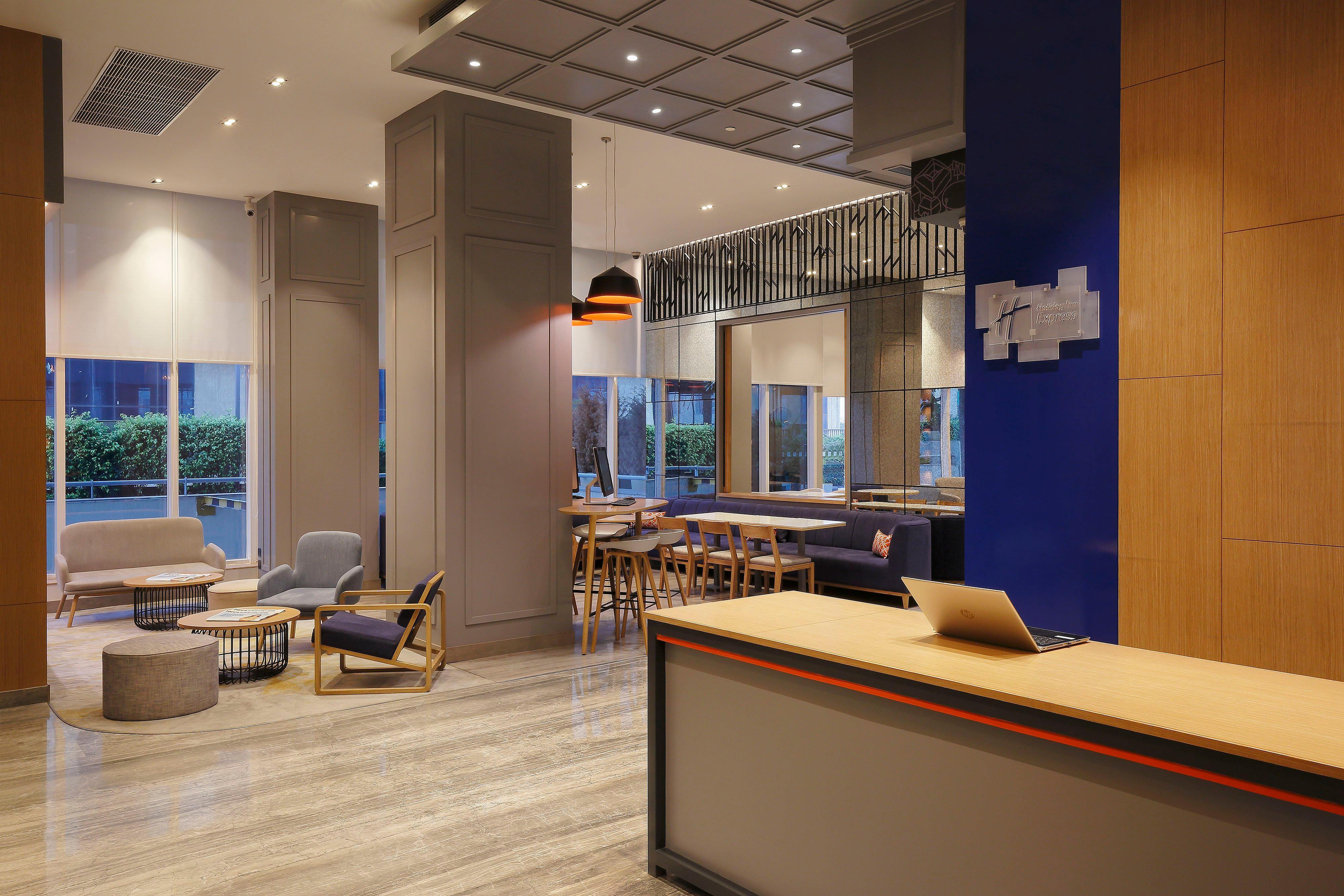Holiday Inn Express Gurugram Sector 50 By Ihg Гургаон Экстерьер фото