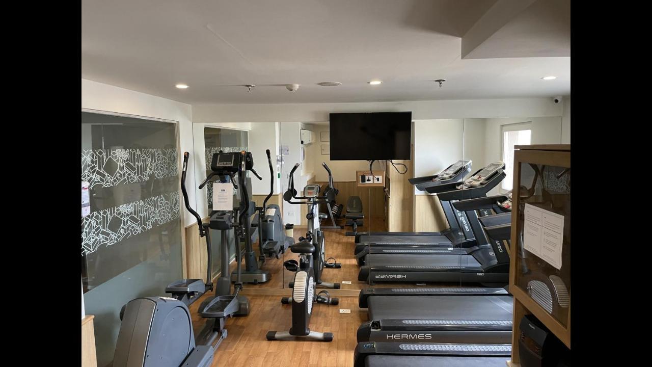 Holiday Inn Express Gurugram Sector 50 By Ihg Гургаон Экстерьер фото