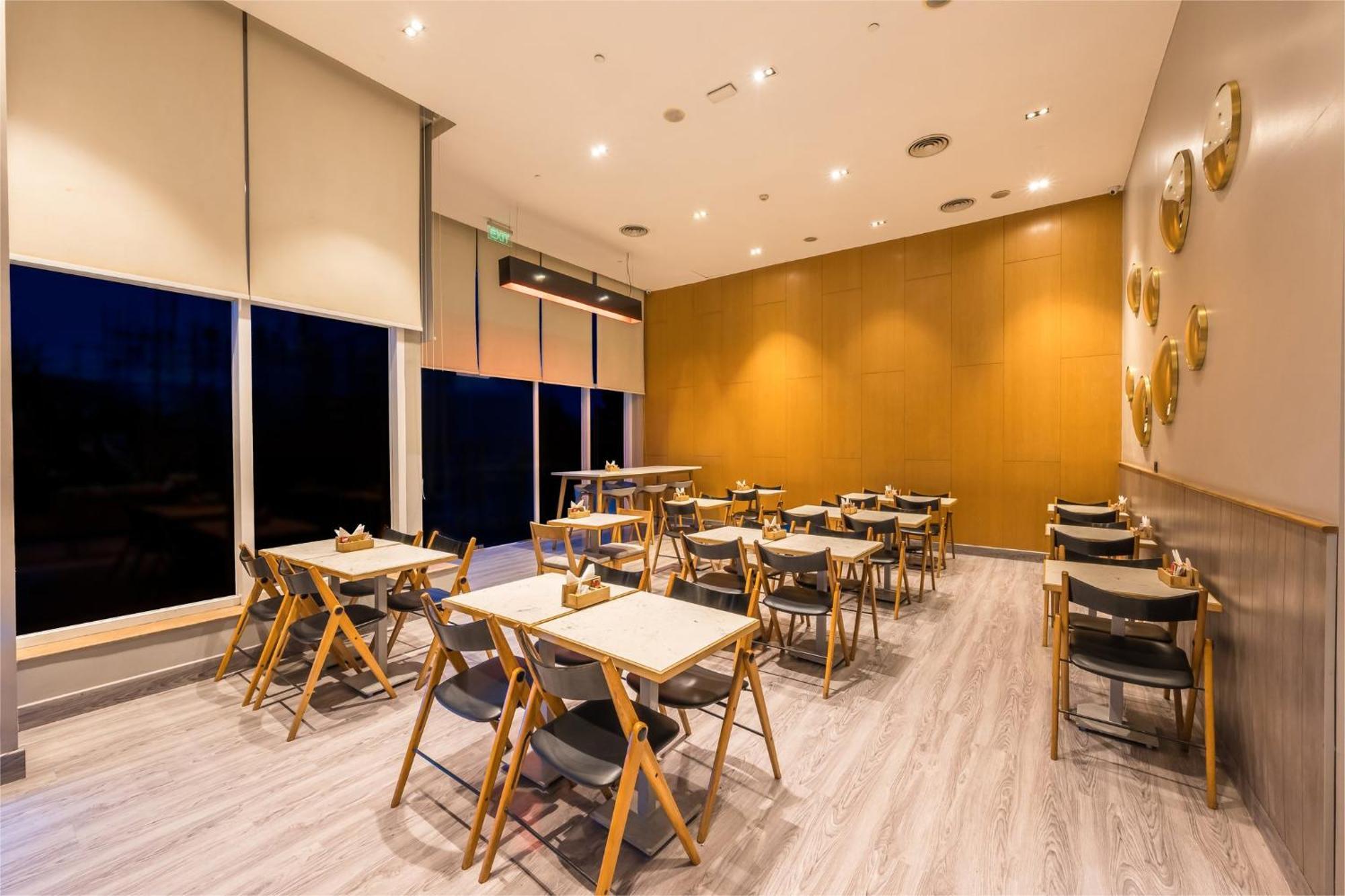 Holiday Inn Express Gurugram Sector 50 By Ihg Гургаон Экстерьер фото