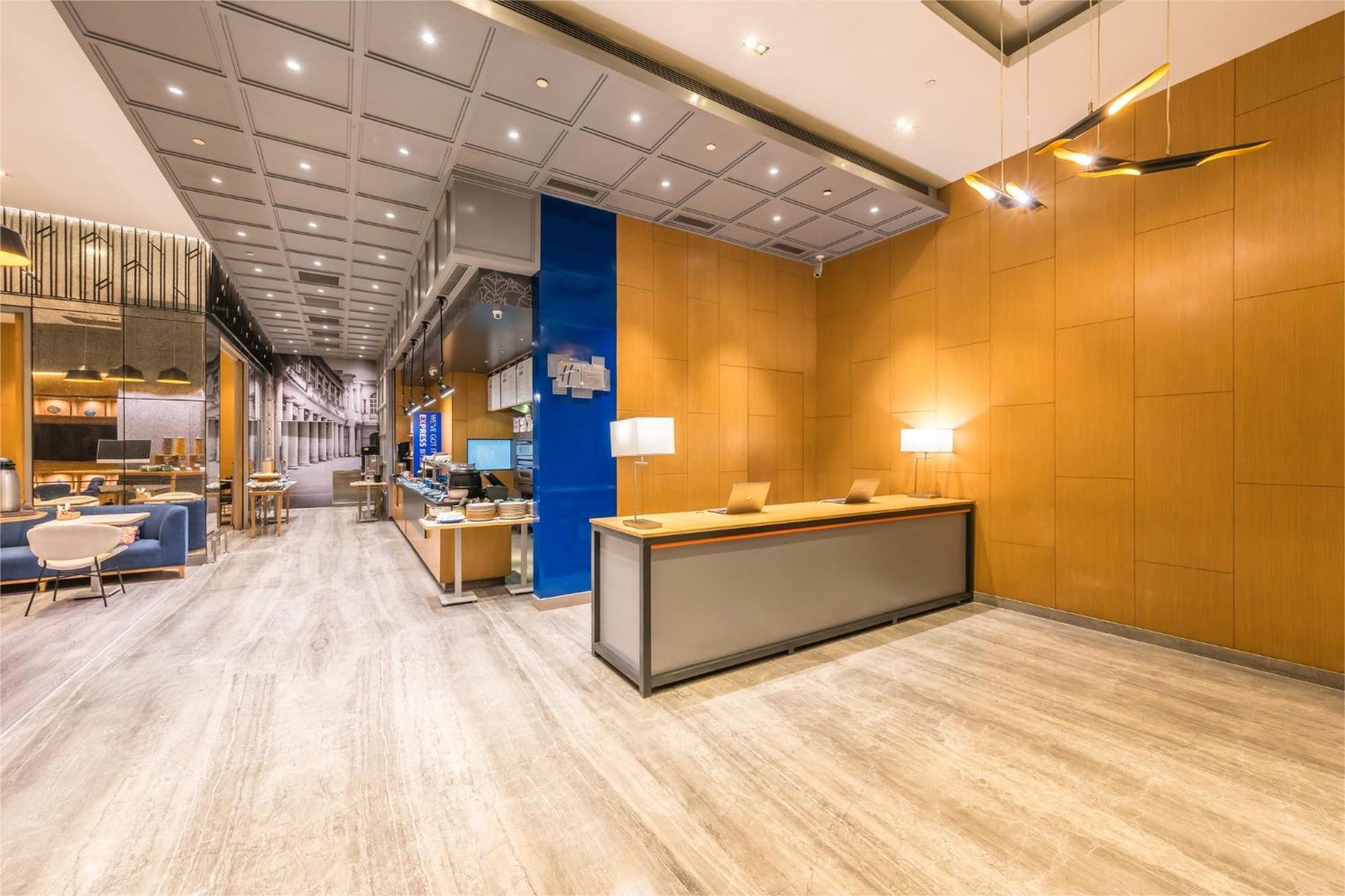 Holiday Inn Express Gurugram Sector 50 By Ihg Гургаон Экстерьер фото