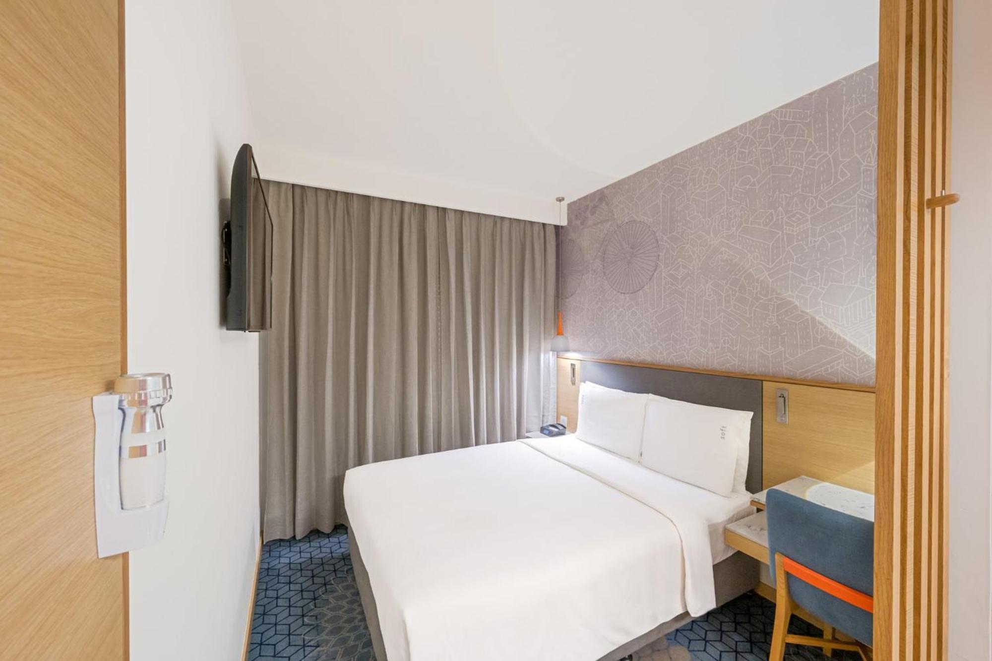 Holiday Inn Express Gurugram Sector 50 By Ihg Гургаон Экстерьер фото